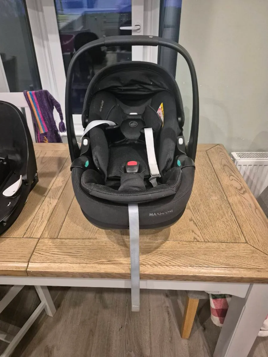 Maxi Cosi Pebble 360 with Isofix base - Image 1