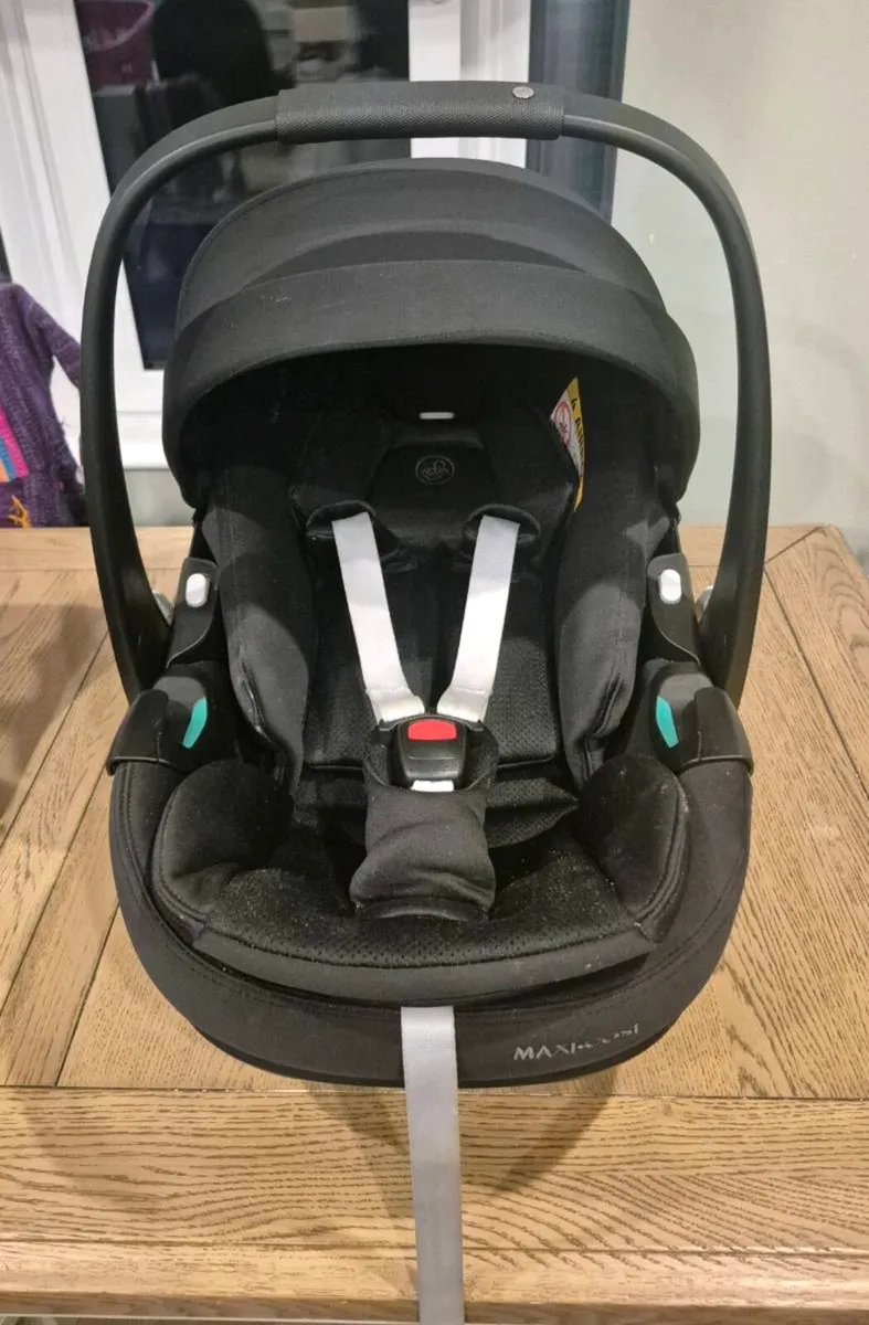 Maxi Cosi Pebble 360 with Isofix base - Image 2