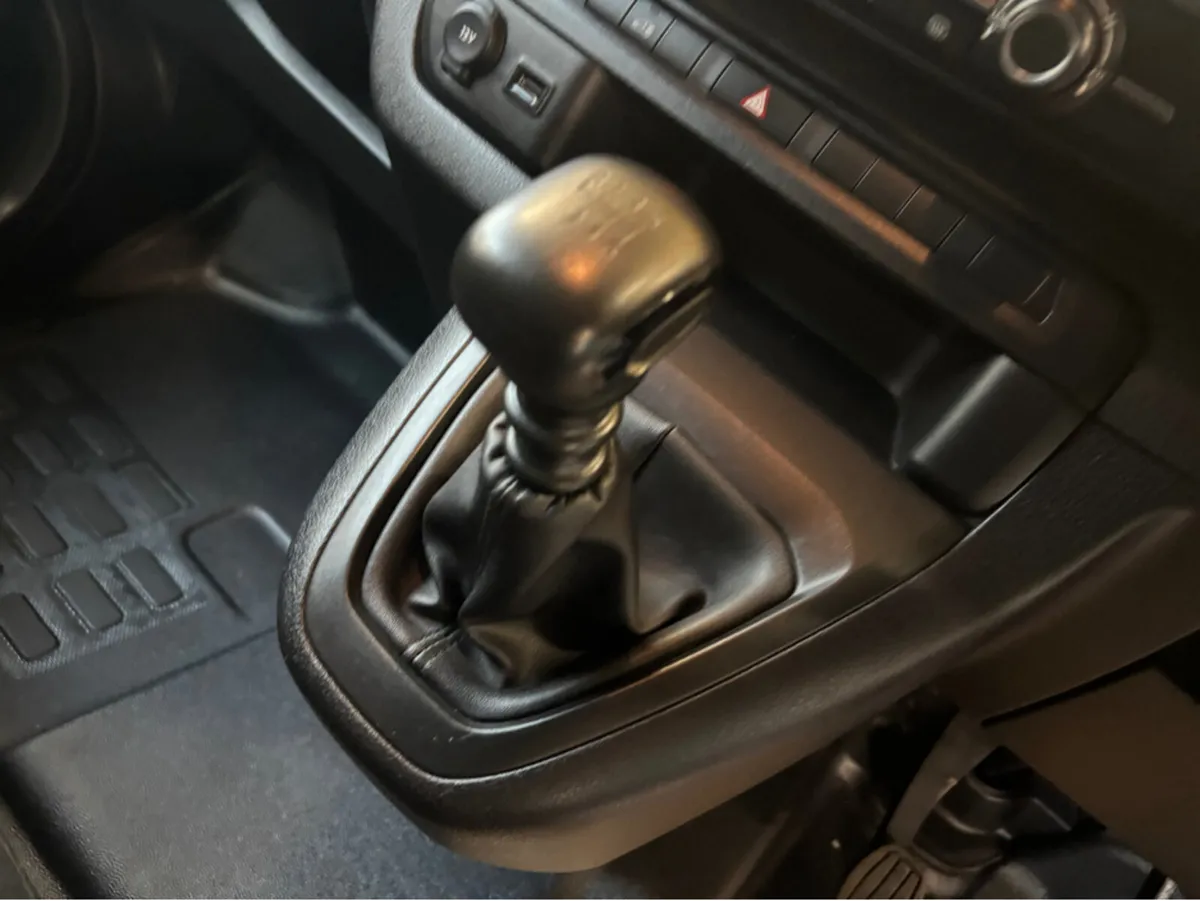 Opel Vivaro 1.5 6 speed lwb €13820 plus vat - Image 4