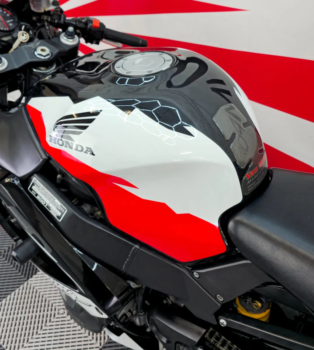 2001 Honda CBR 929 RR - Image 2