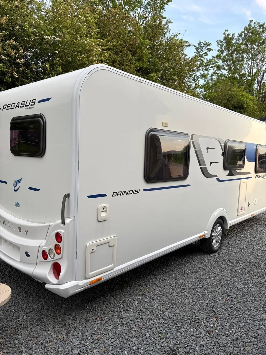 2017 Bailey Pegasus with island bed - Image 3