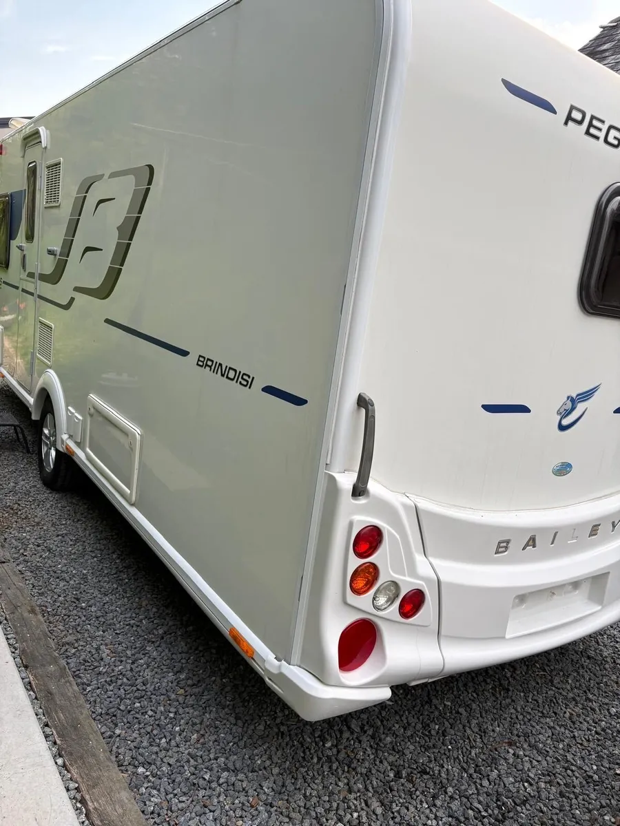 2017 Bailey Pegasus with island bed - Image 4
