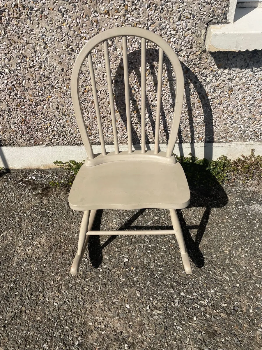 CHILDS ROCKING CHAiR