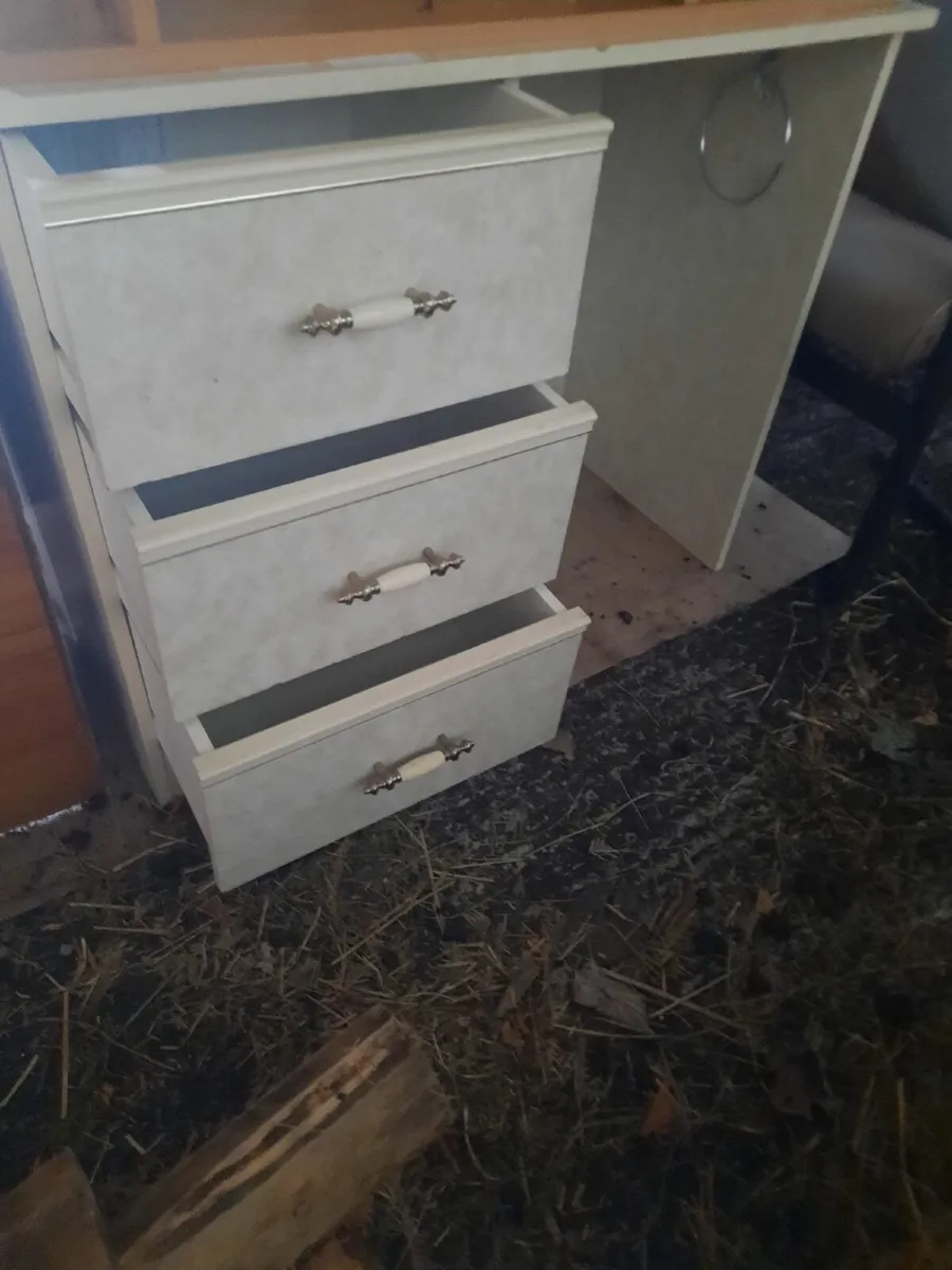 Dressing table/desk - Image 1
