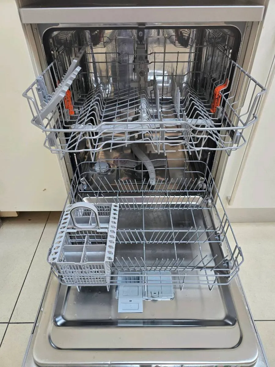 Hotpoint Dishwasher - Image 3