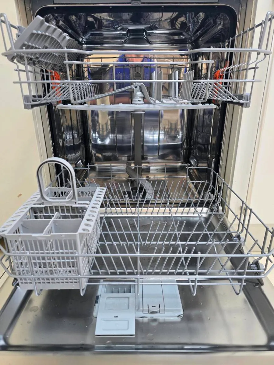 Hotpoint Dishwasher - Image 4
