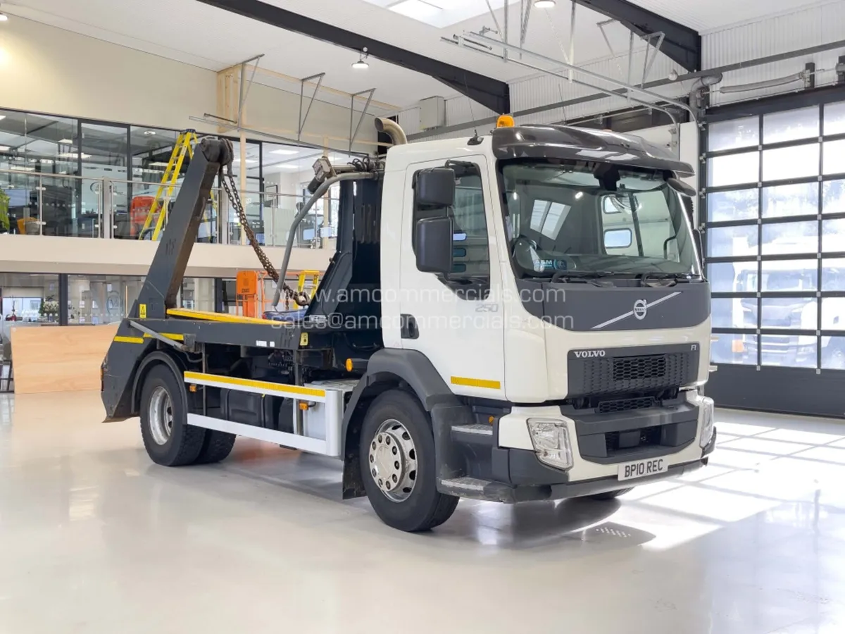 2021 VOLVO FL 250 SKIP LOADER - Image 1