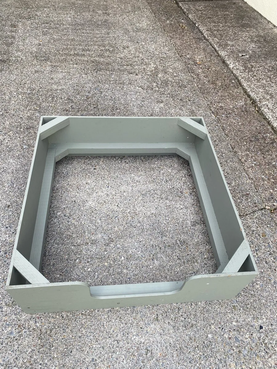 Whelping box