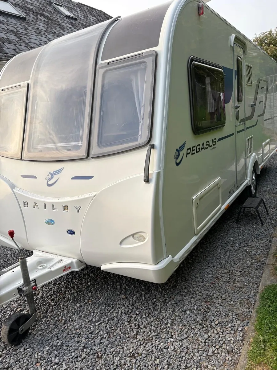 2017 Bailey Pegasus with island bed - Image 1