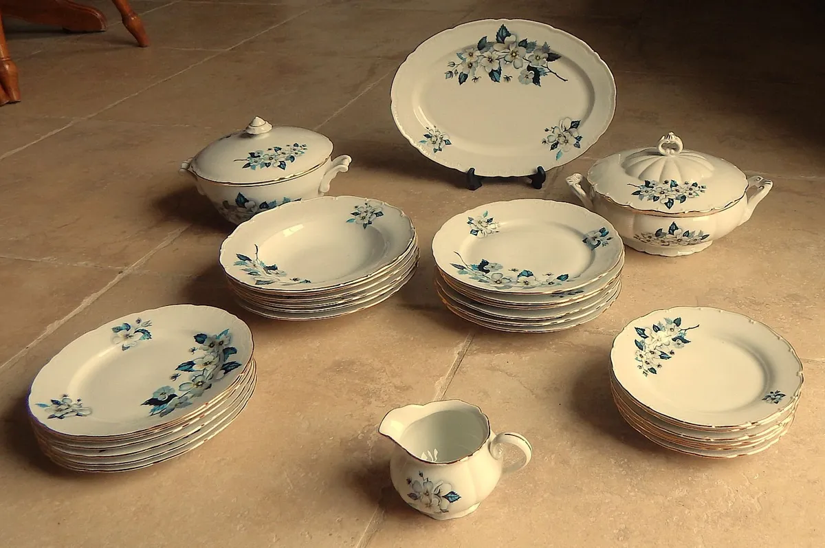 Vintage Porcelain 28 Piece Dinner Service - Image 3