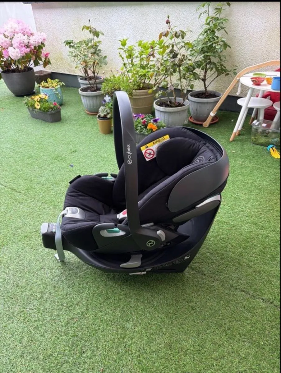 Cybex car seat Cloud Z and swivel isofix base - Image 1