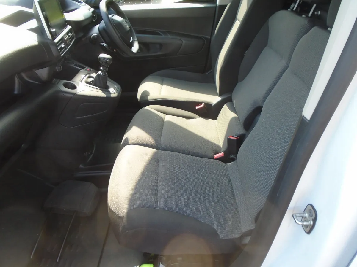 2023 Peugeot Partner PROFESSIONAL 100HP. - Image 4
