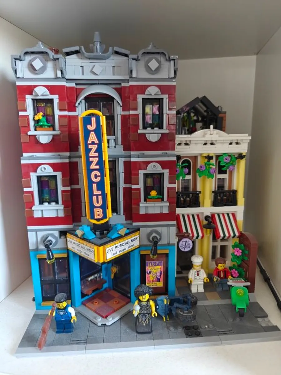 Lego Set Collection - Jazz Club, A-Frame Cabin, Haunted House & FN Battle Bus - Image 2