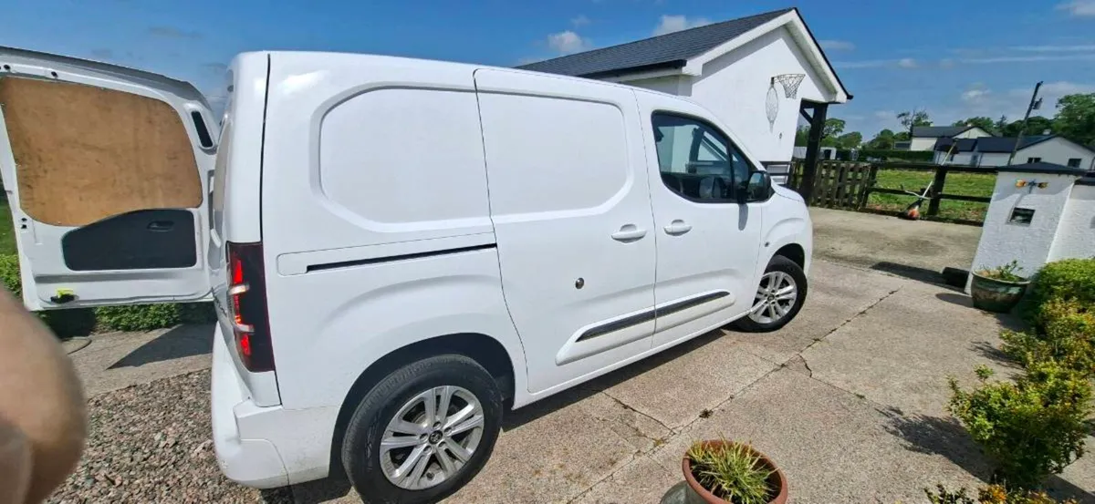 Commercial van - Image 2