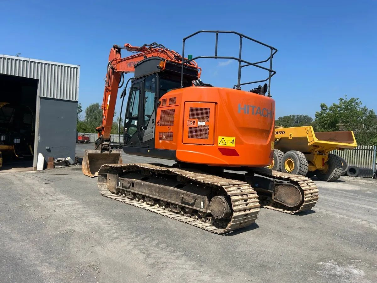 Hitachi ZX225 - Image 4