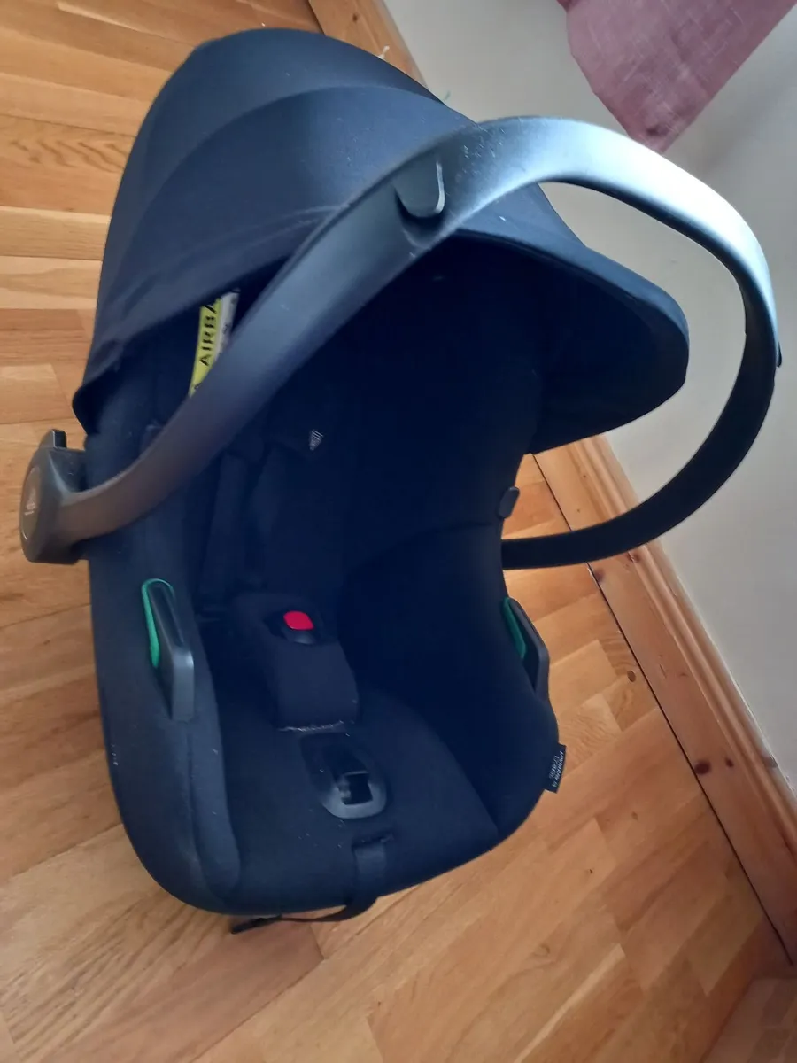 Venicci baby car seat and isofix base - Image 1