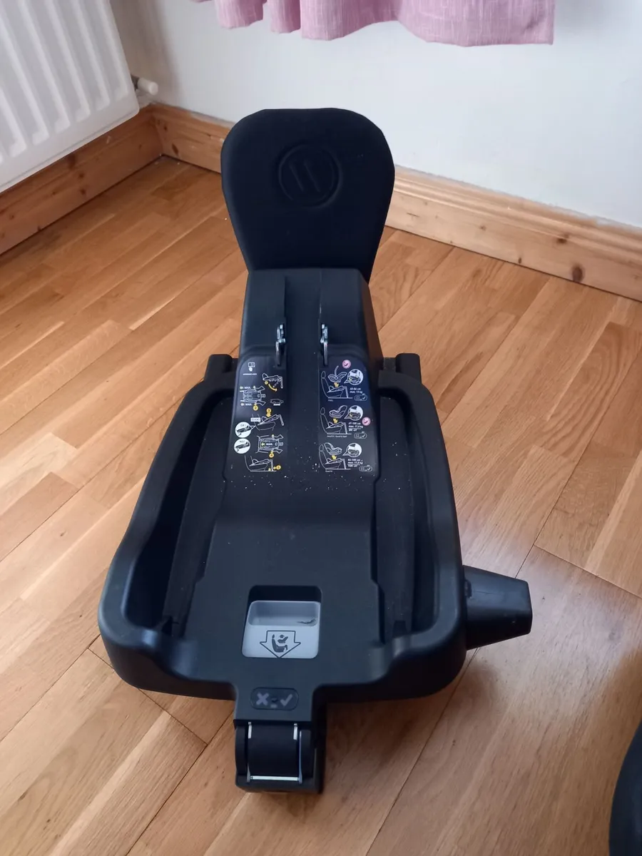Venicci baby car seat and isofix base - Image 3