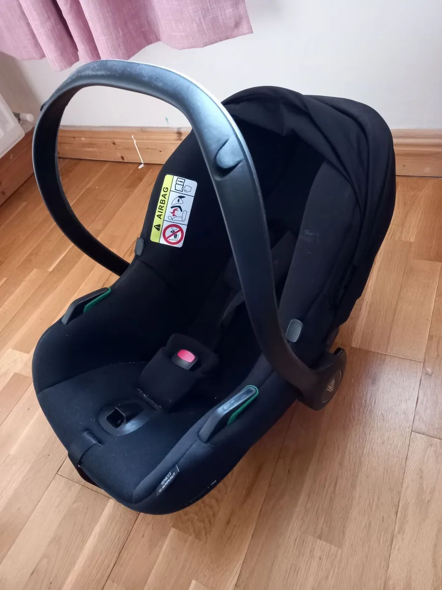 Venicci baby car seat and isofix base - Image 4