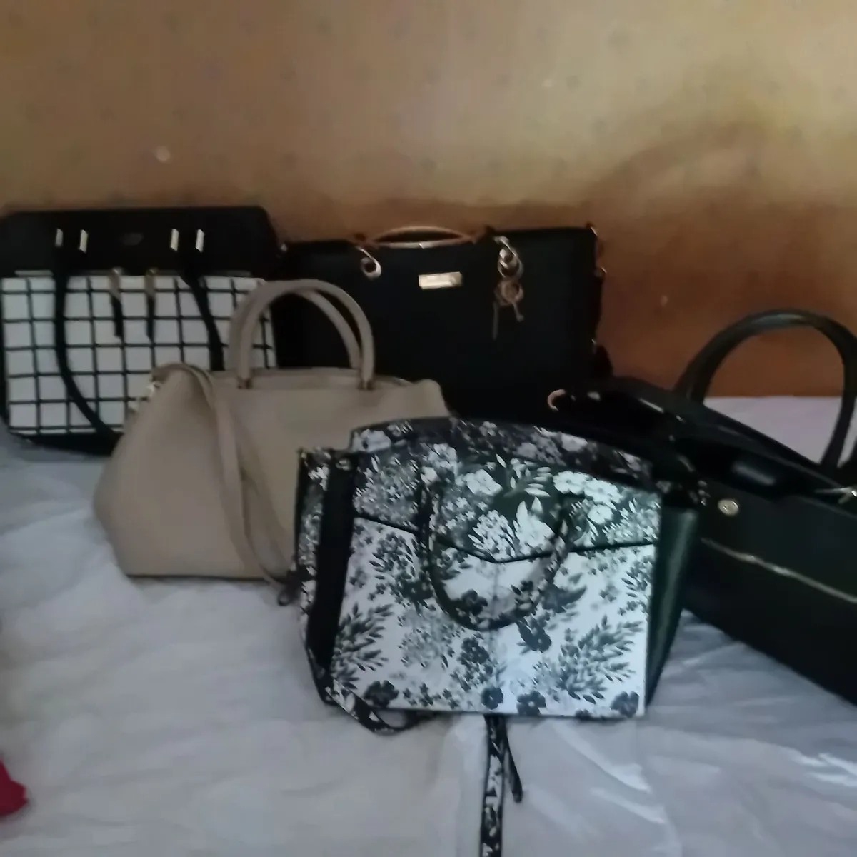 5 Handbags as new - Image 1