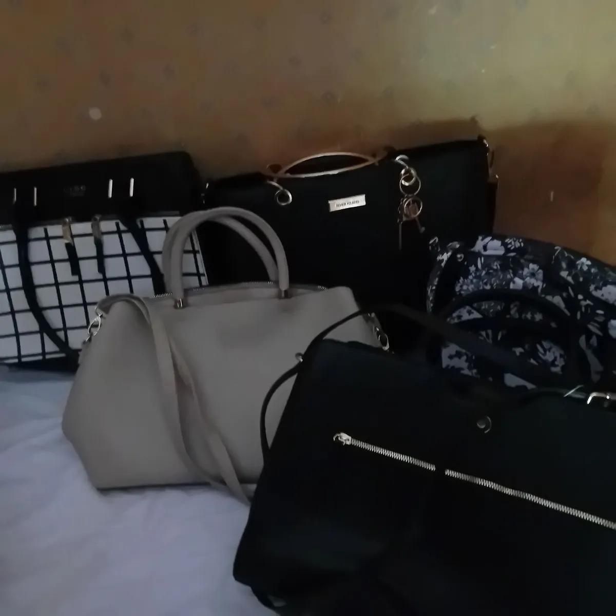 5 Handbags as new - Image 2