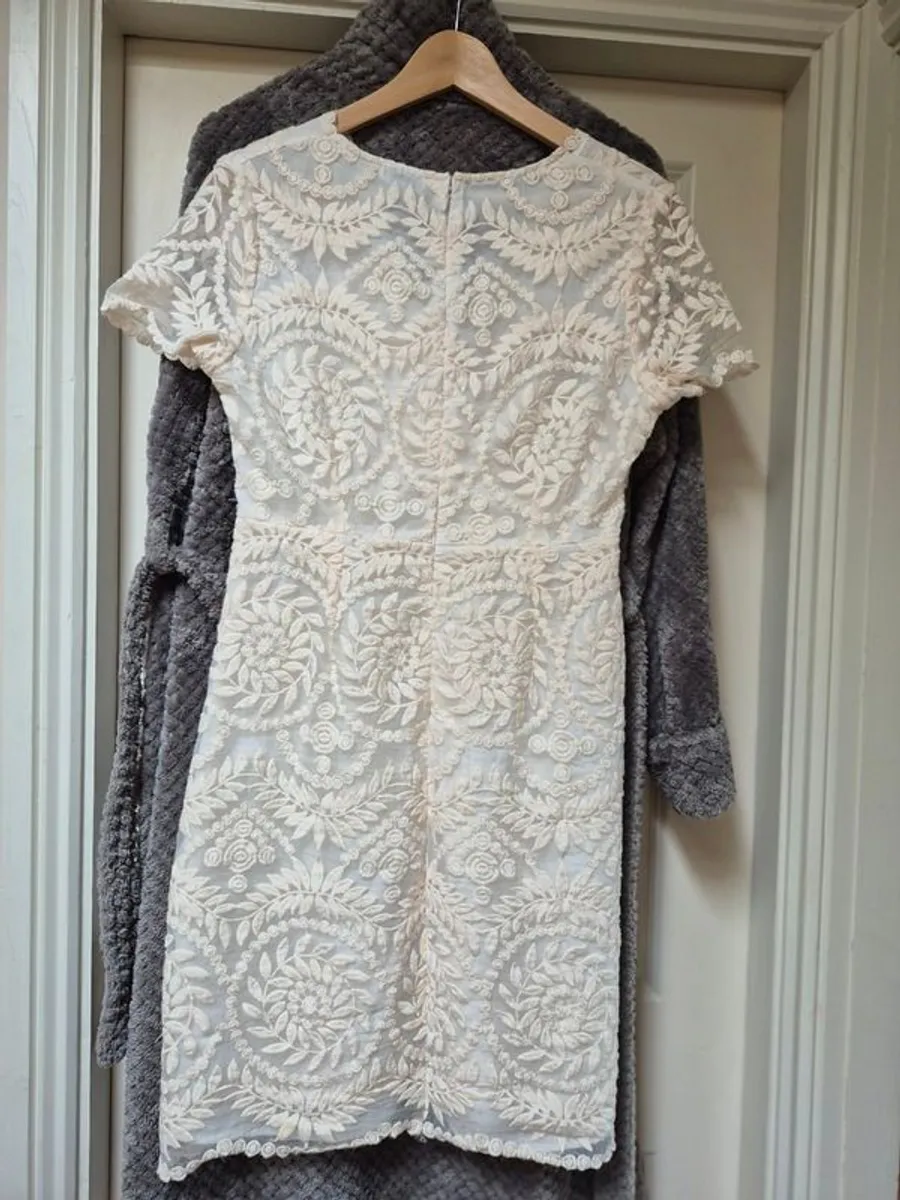 Lace dress - Image 2