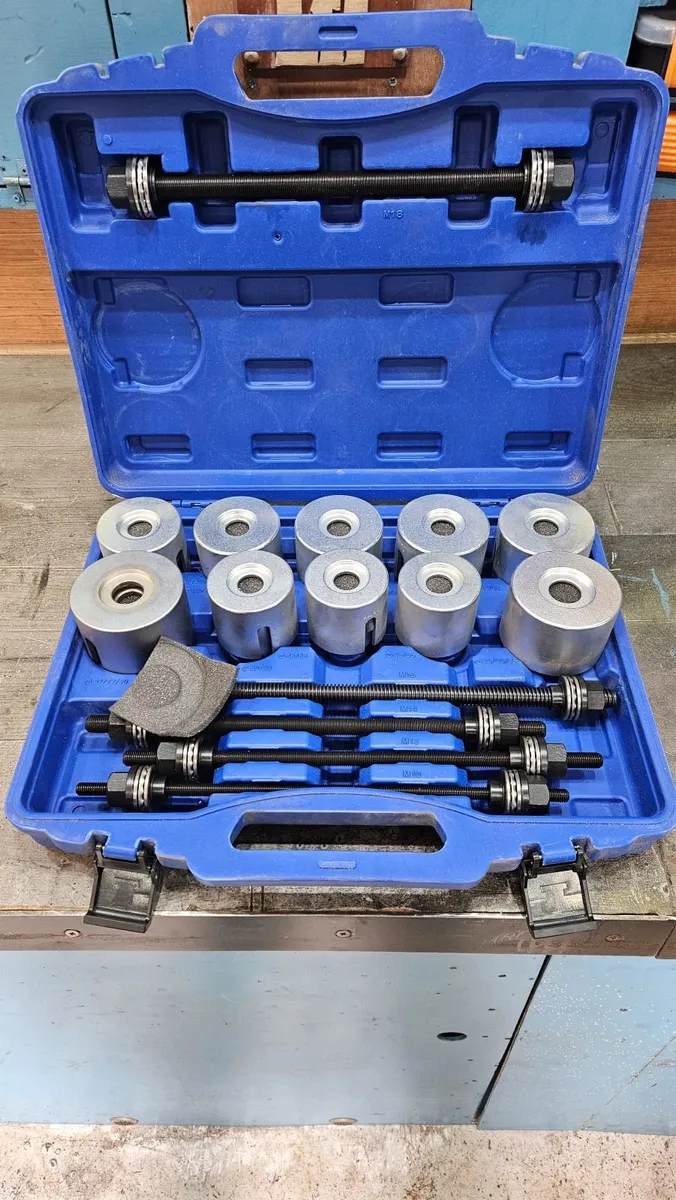 Wheel bearing press puller - Image 1