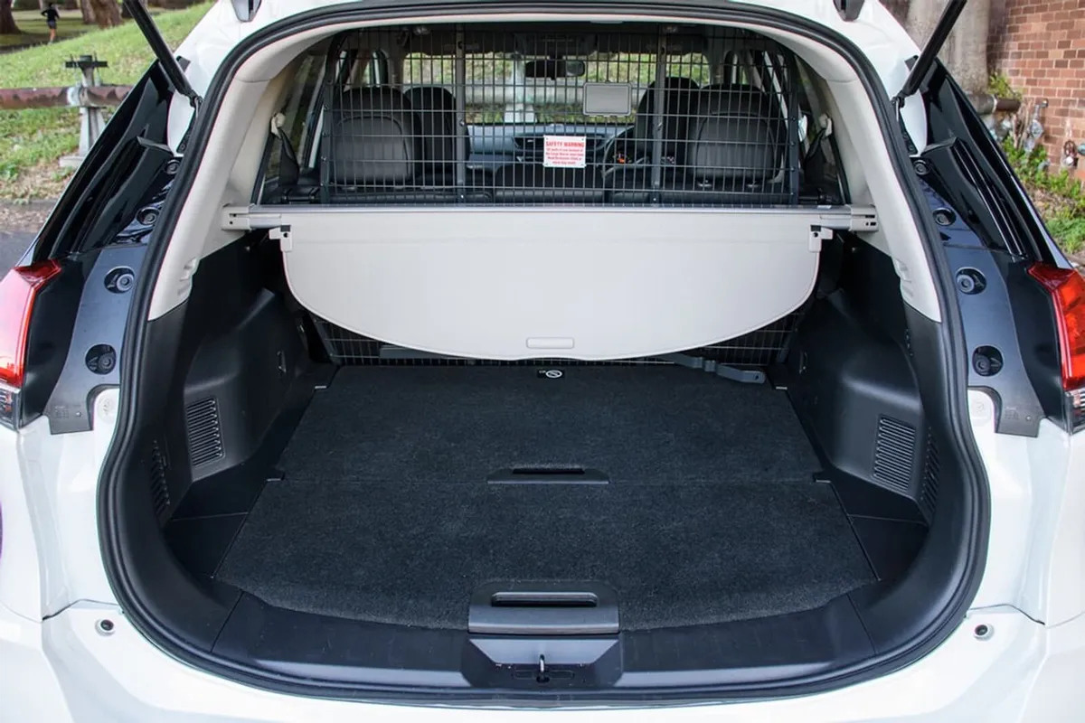 nissan x trail 2019 boot cover white colour