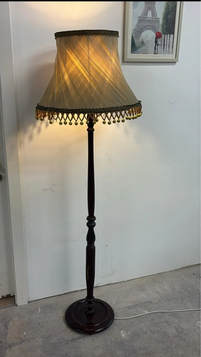 Beautiful Vintage Lamp - Image 1