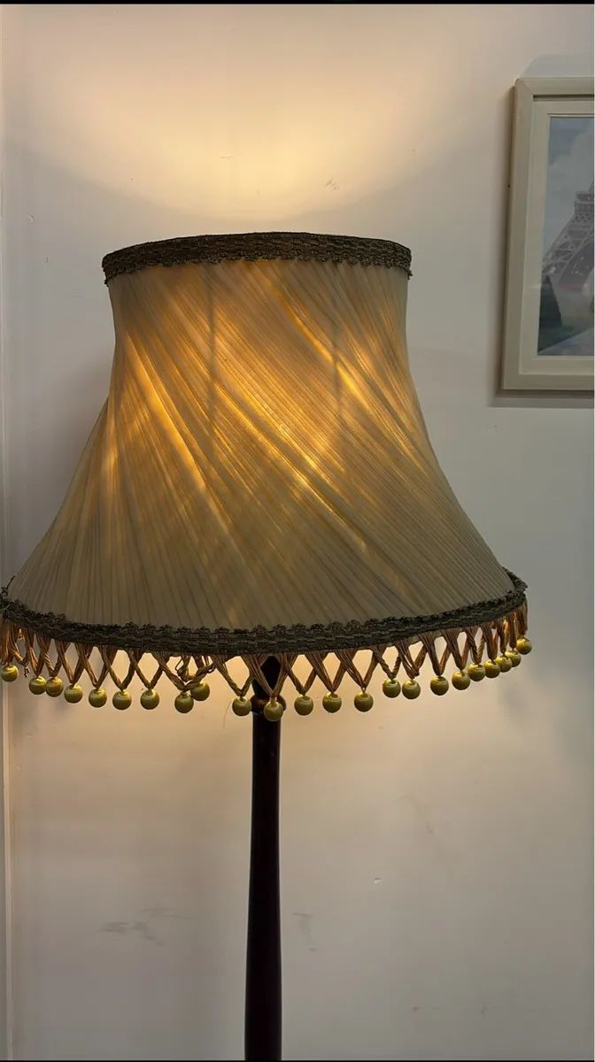 Beautiful Vintage Lamp - Image 3