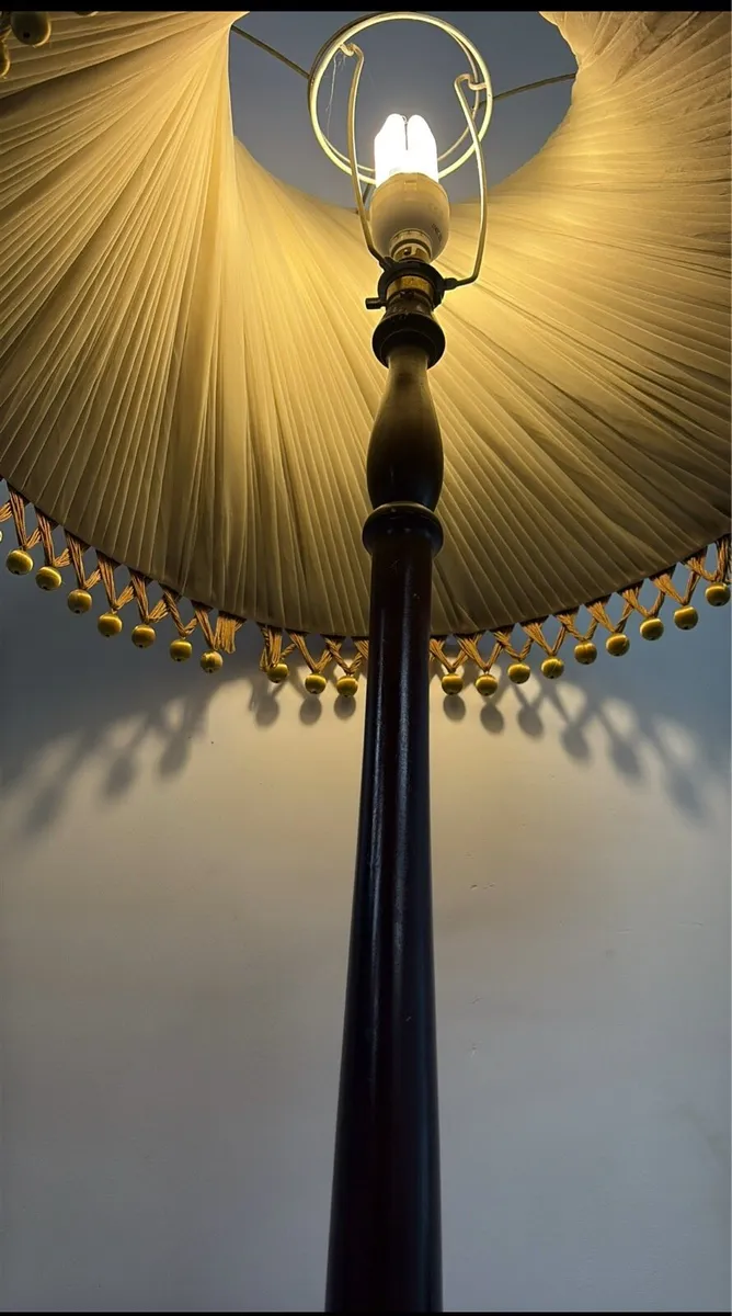 Beautiful Vintage Lamp - Image 4