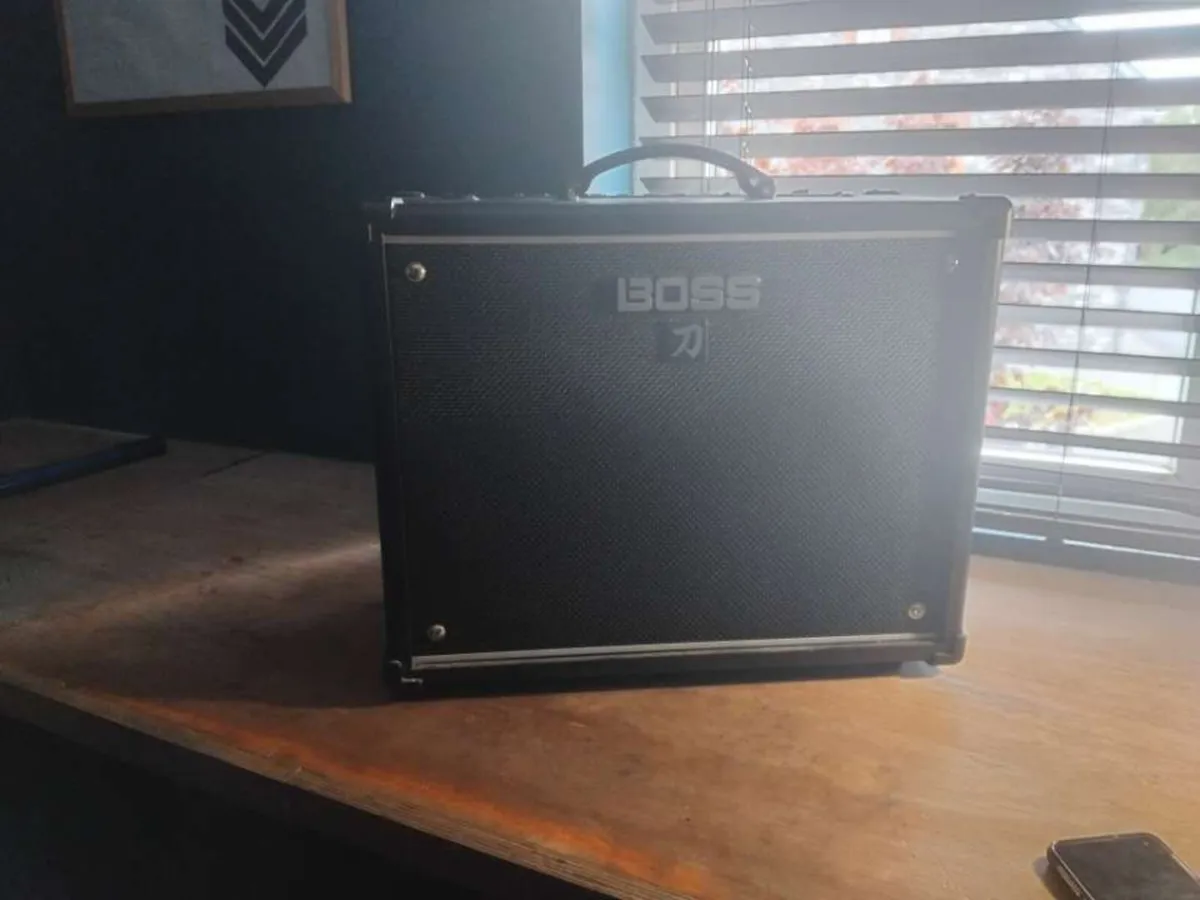 Roland guitar amplifier - Image 2