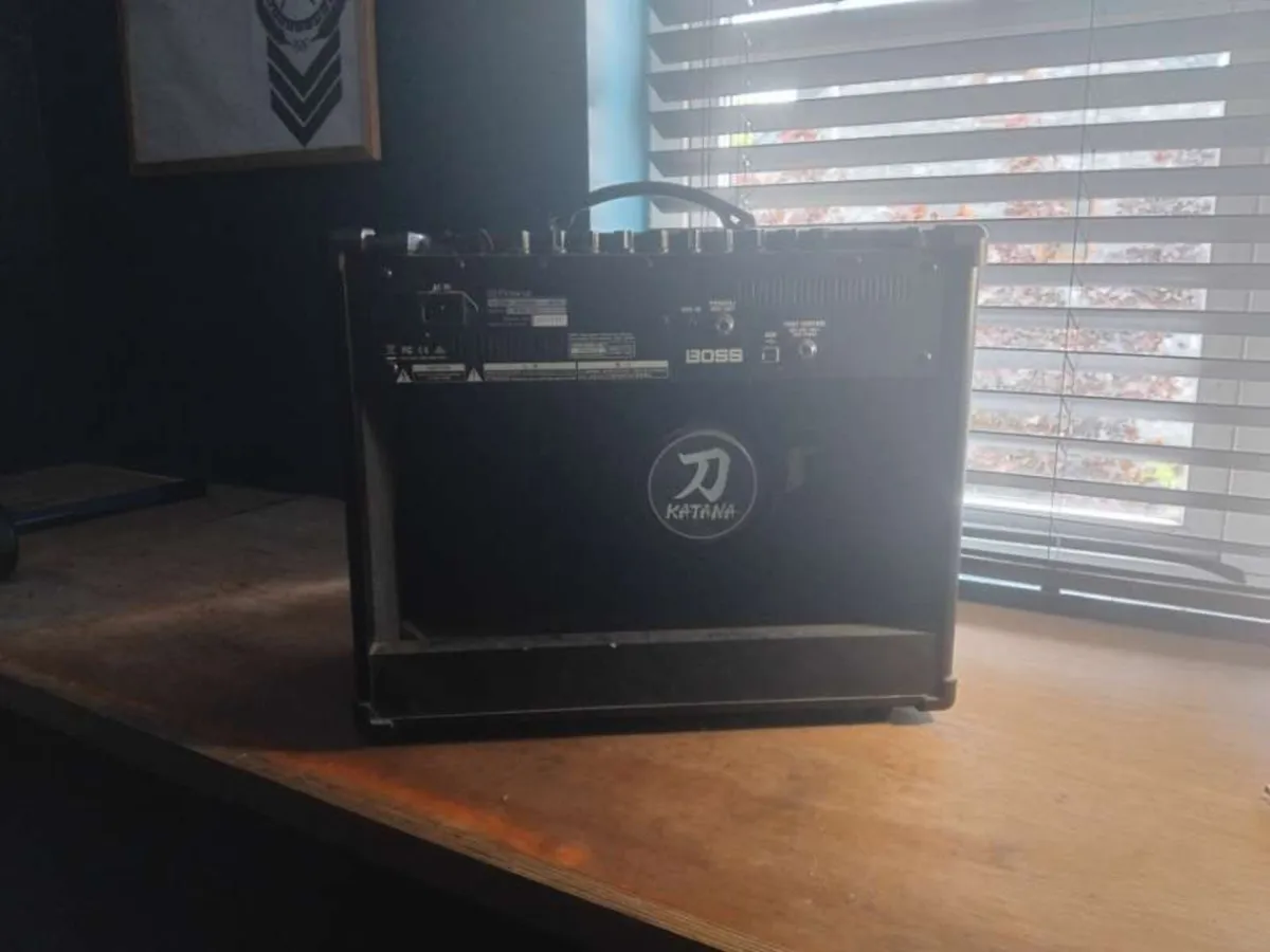 Roland guitar amplifier - Image 3