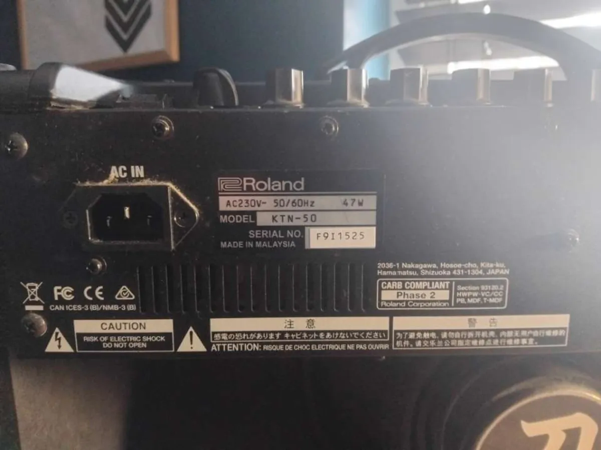 Roland guitar amplifier - Image 4