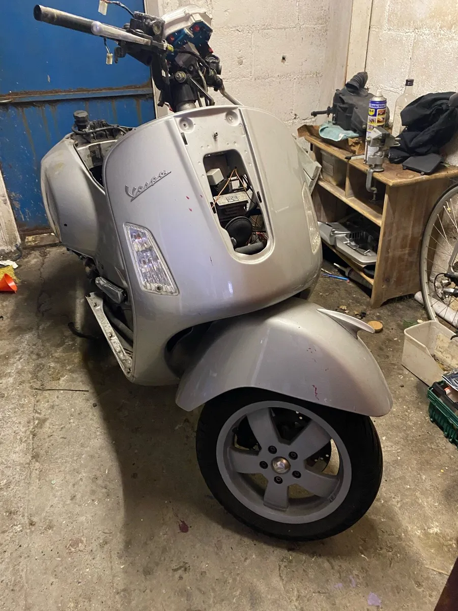 vespaGT 200 - Image 1