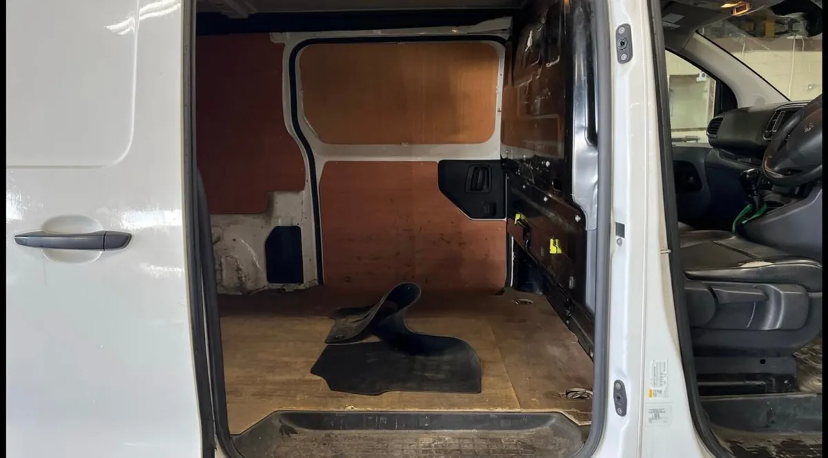 2022 Peugeot Expert Professional LWB 6door 2.0Tdi - Image 4