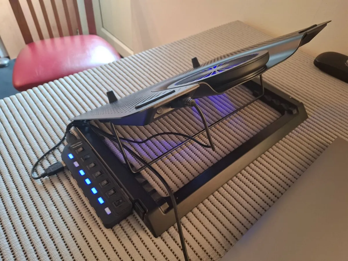 Laptop cooling and tilt stand c/w extra USB As New - Image 3