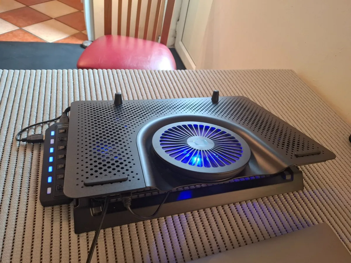 Laptop cooling and tilt stand c/w extra USB As New - Image 2