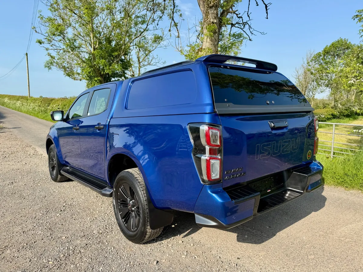 2022/222 Isuzu D-Max V-Cross Auto - Image 2