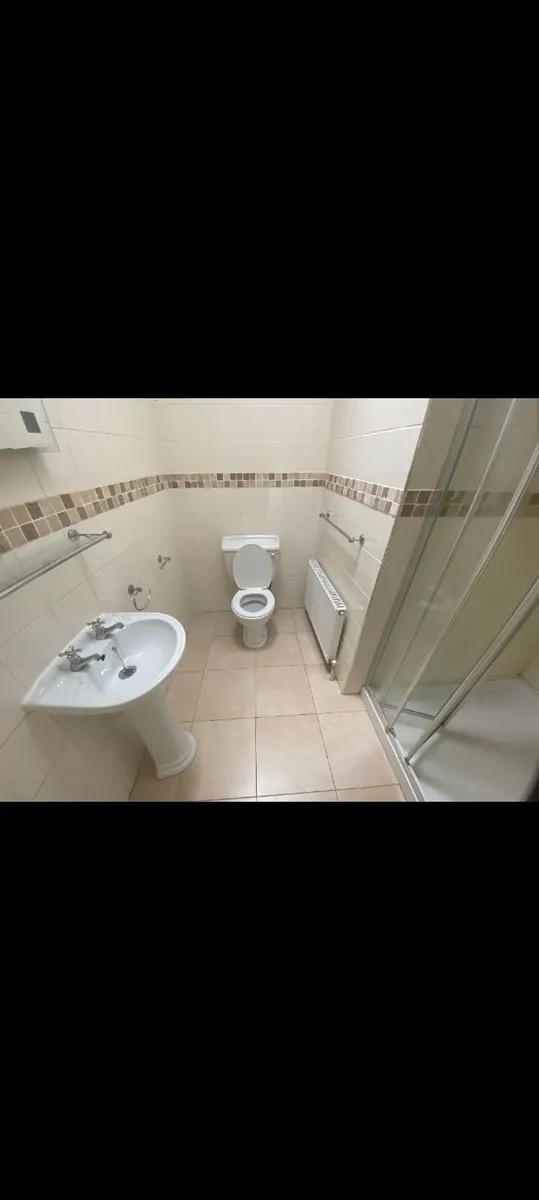 Bathroom suite - Image 1