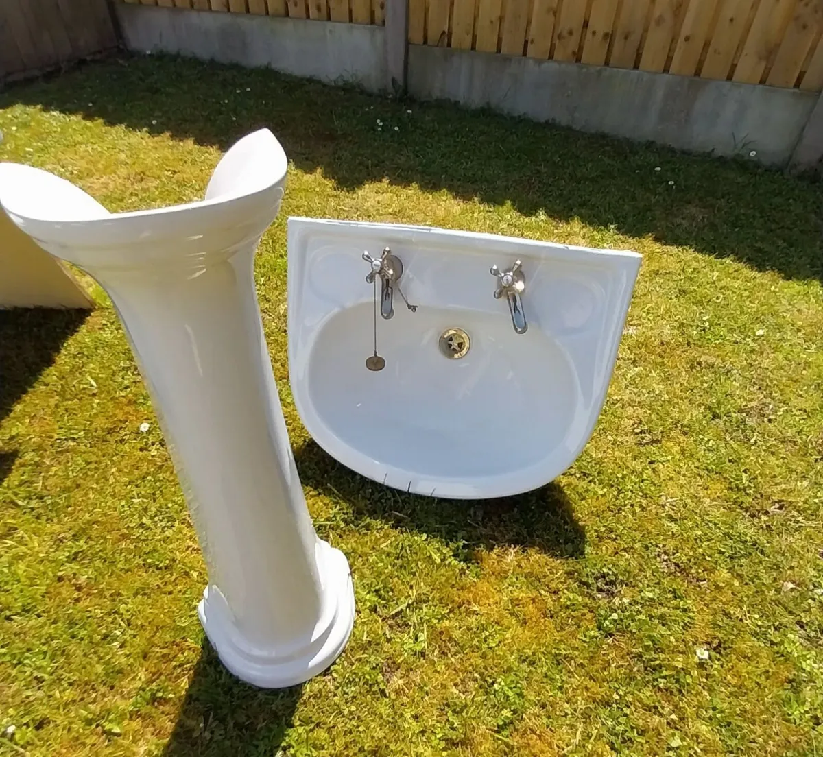 Bathroom suite - Image 2