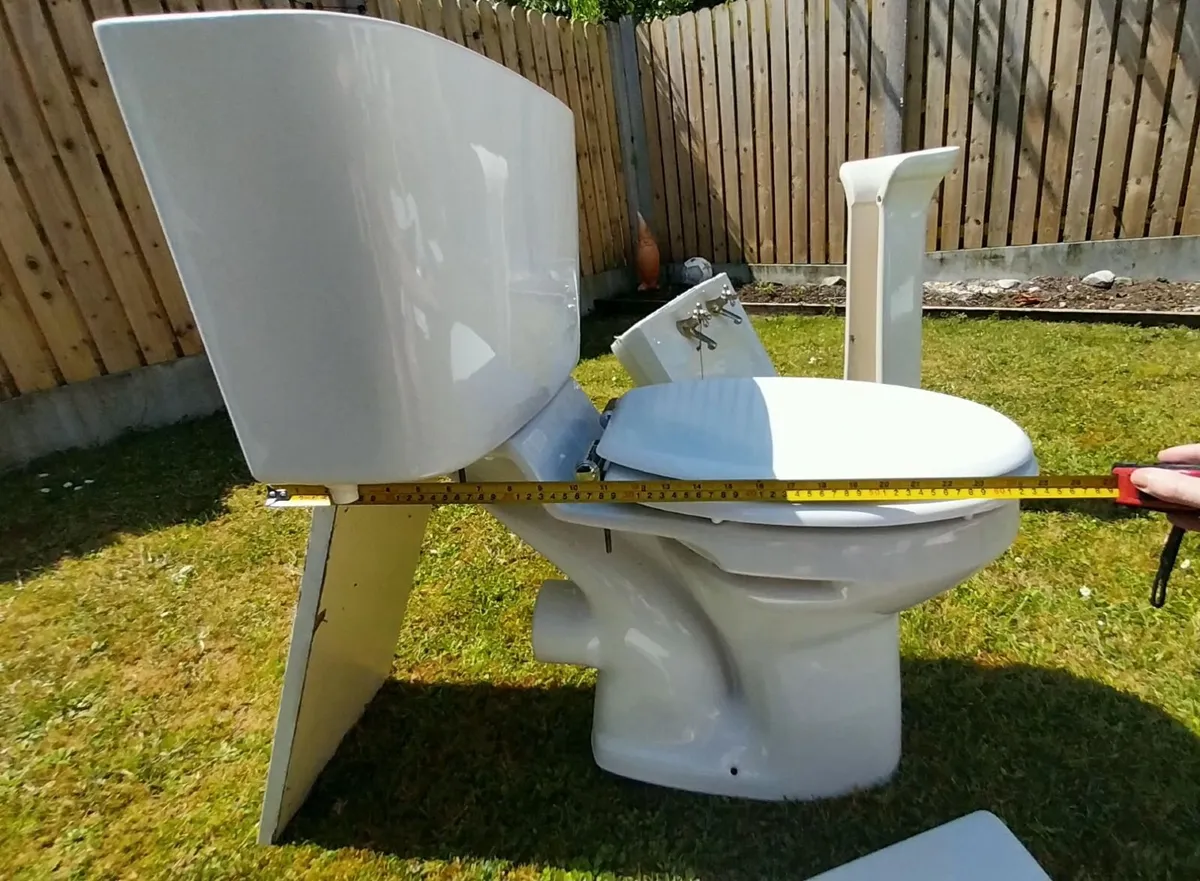 Bathroom suite - Image 4