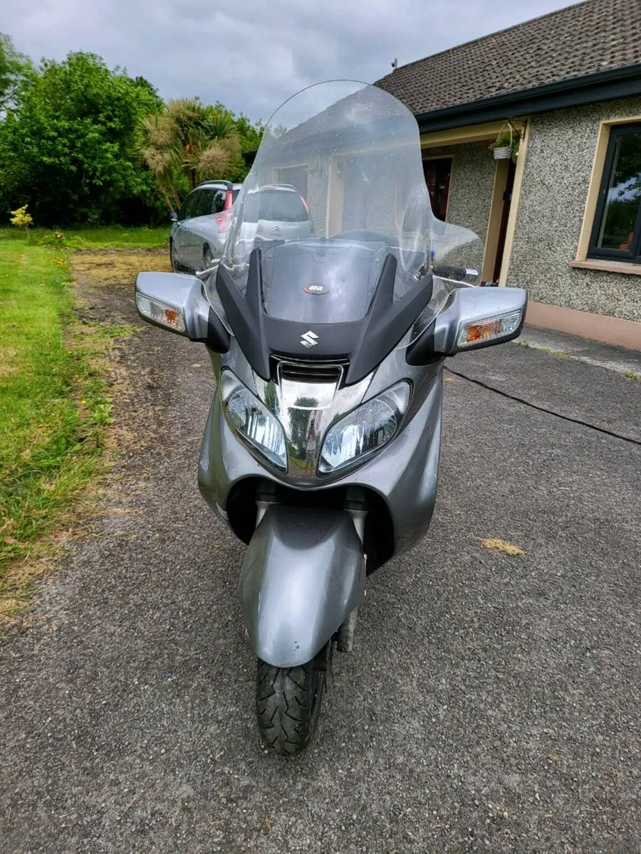 2011 650 Burgman Executive. - Image 1