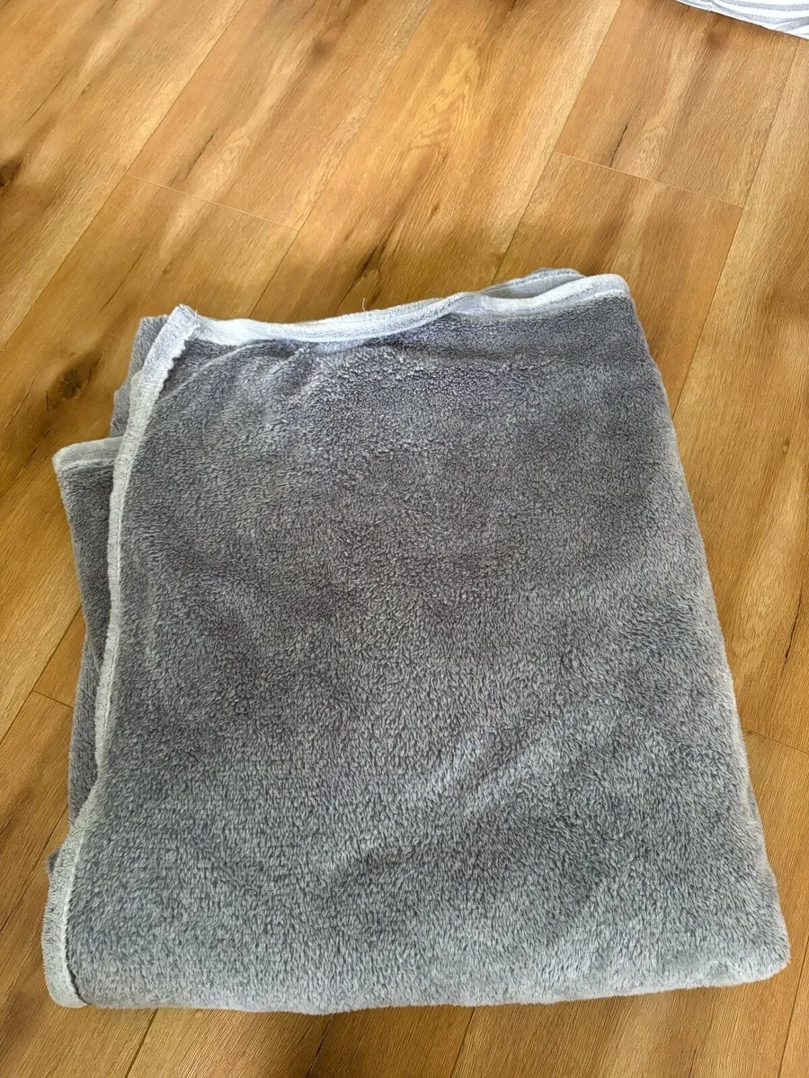 Clothing & Clothing Storage - Image 4