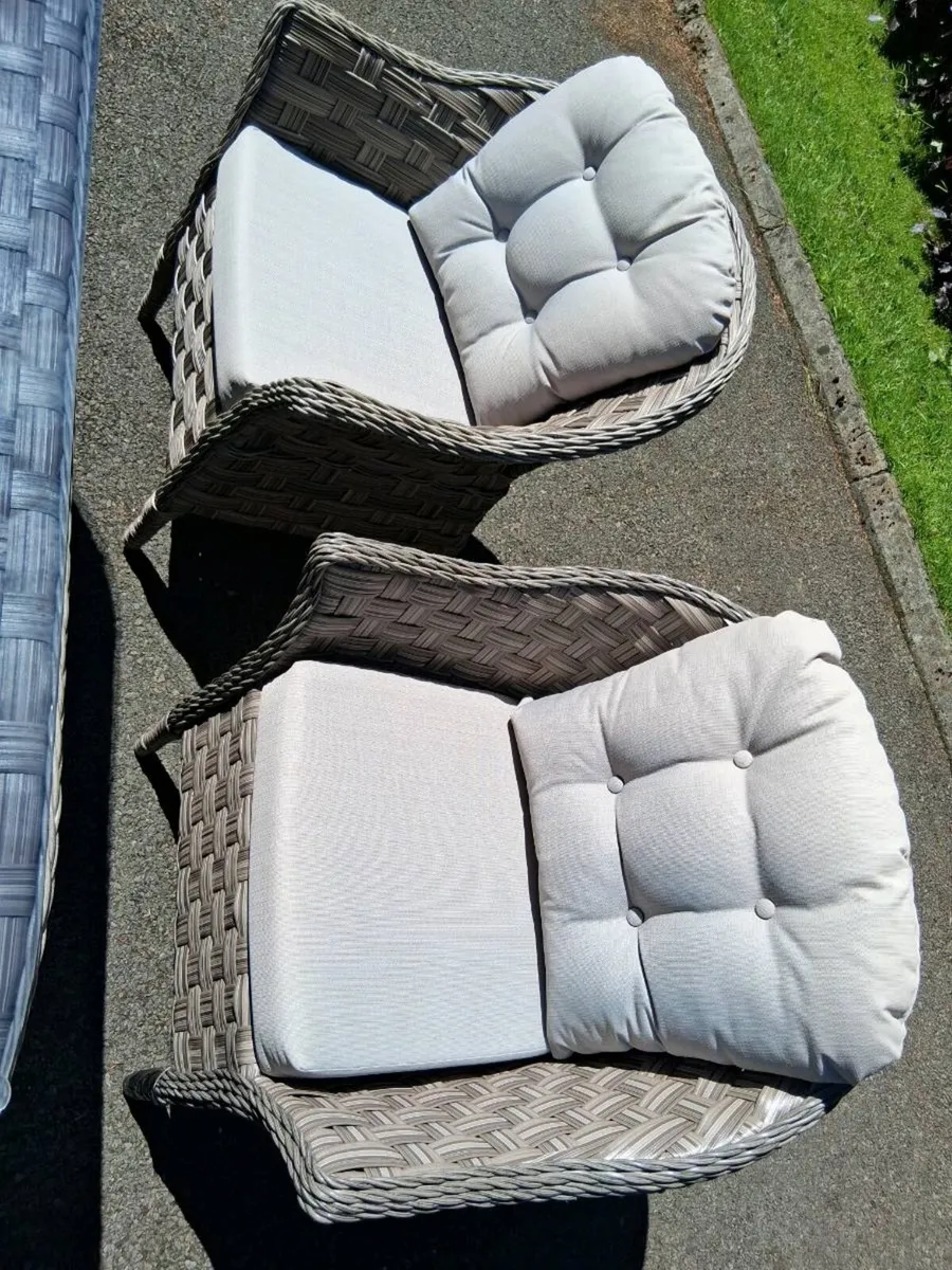 New Champagne Rattan 6 SEATER Outdoor Dining Set - Image 3