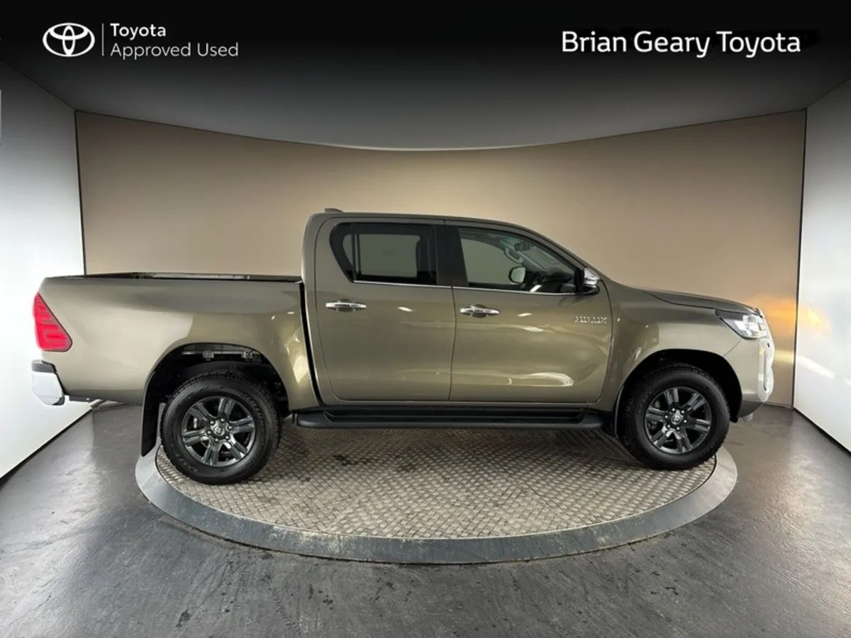 Toyota Hilux 2.8 SR5 Manual (New) - Image 3