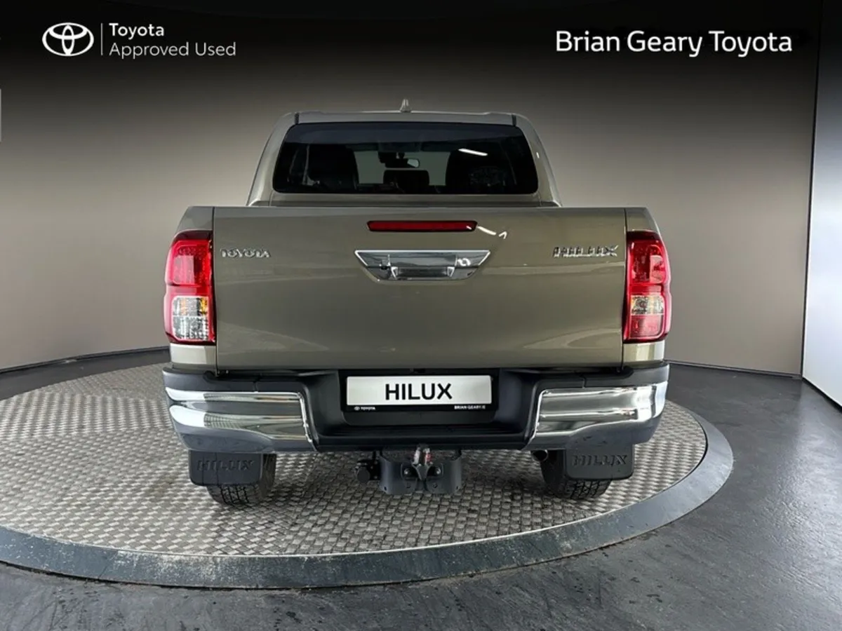 Toyota Hilux 2.8 SR5 Manual (New) - Image 4