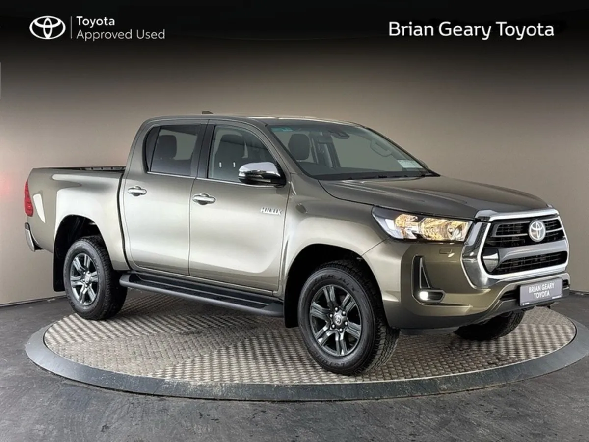 Toyota Hilux 2.8 SR5 Manual (New) - Image 1