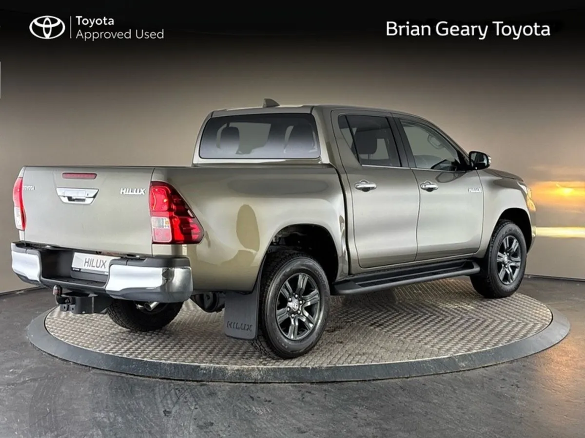 Toyota Hilux 2.8 SR5 Manual (New) - Image 2
