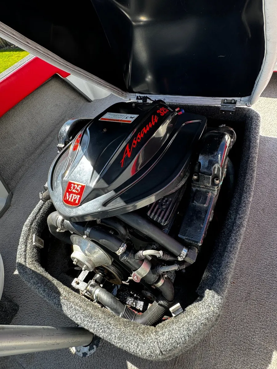 Moomba Outback V8 Ski Boat - Image 4
