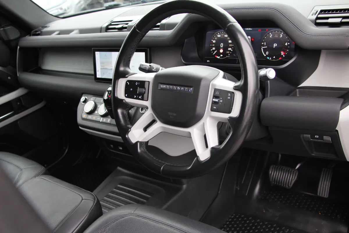 Defender 110 3 seats D300 bhp * 1 owner from new - Image 3